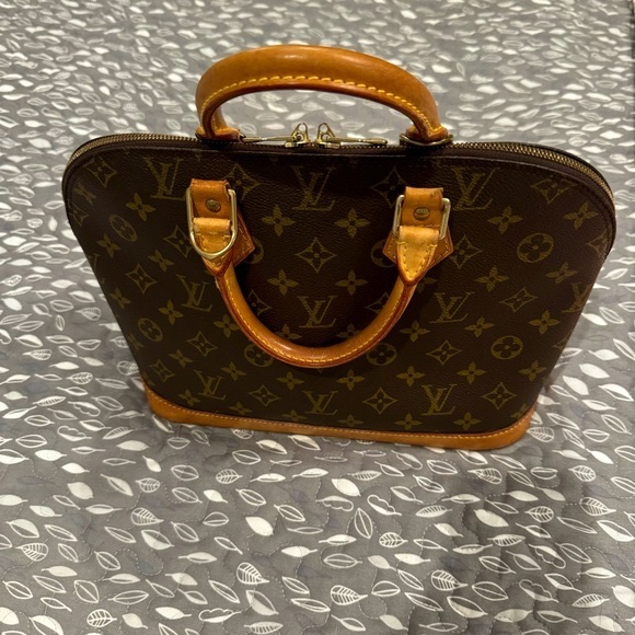 LOUIS VUITTON authentic Monogram Canvas Alma PM handbag - Picture 3 of 16